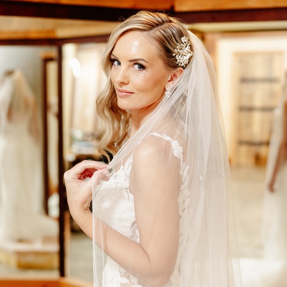 David's Bridal Silver and White Floral Hair Comb - Picture 3 of 3